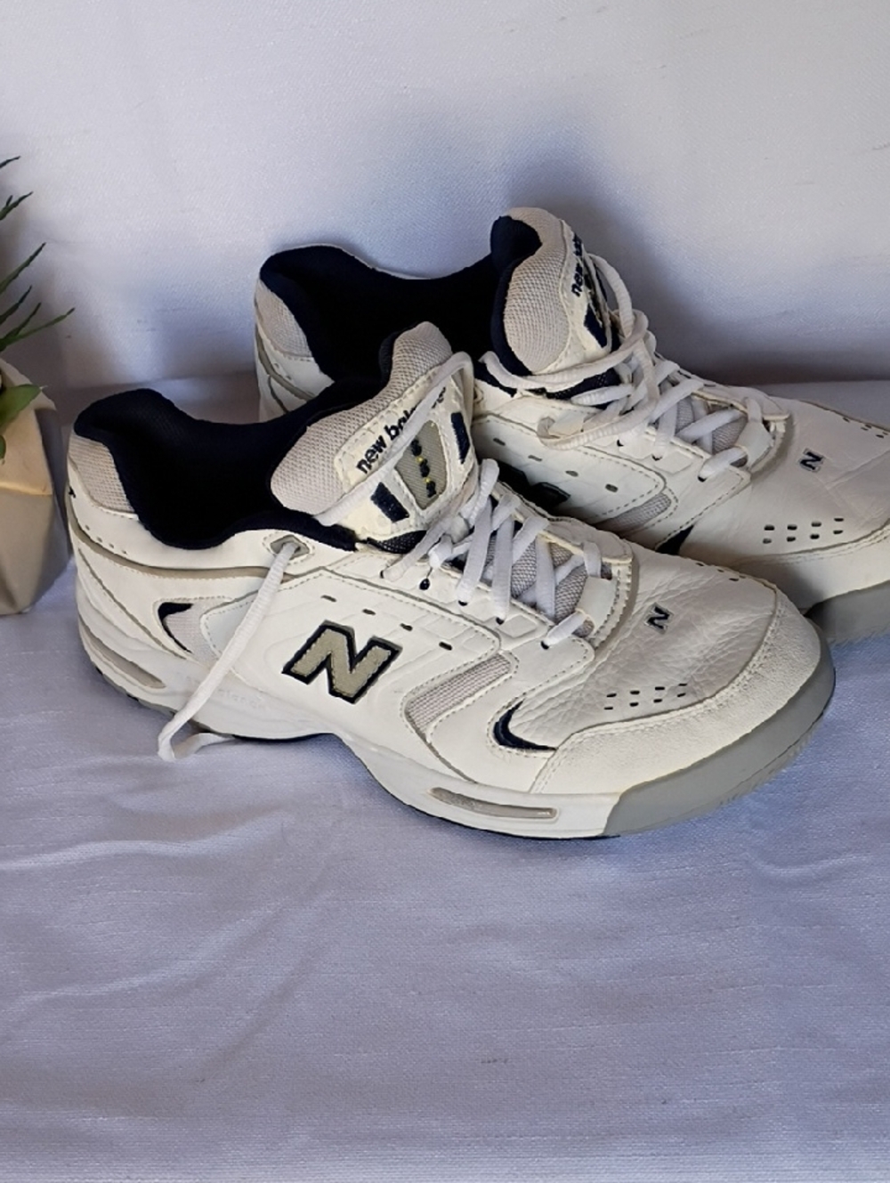 New Balance Men's 652 White and Navy Athletic Sneakers  Size 11.5